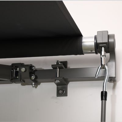 Настенные экраны на балконе с покрытием паруса и выдвижной рукой