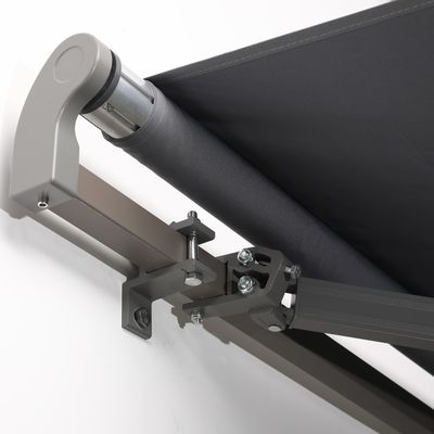 Настенные экраны на балконе с покрытием паруса и выдвижной рукой